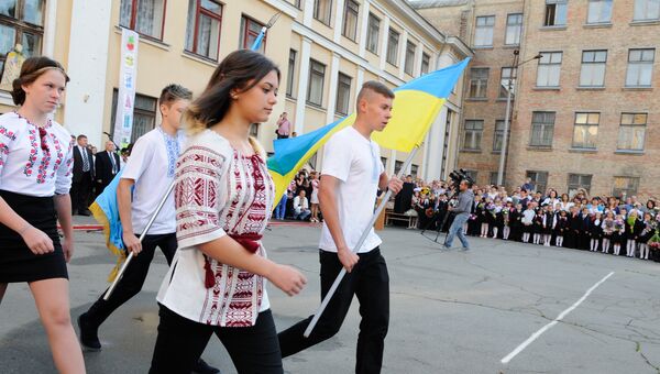 Ученики на торжественной линейке, посвященной Дню знаний, в Киеве Ученики на торжественной линейке, посвященной Дню знаний, в Киеве