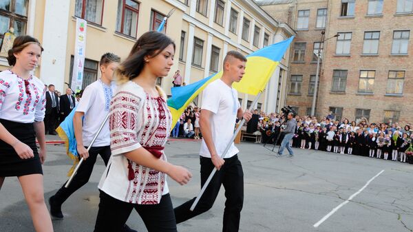 Ученики на торжественной линейке, посвященной Дню знаний, в Киеве Ученики на торжественной линейке, посвященной Дню знаний, в Киеве