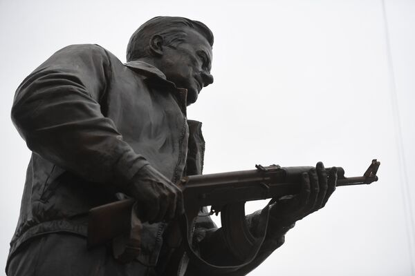 Памятник оружейнику Михаилу Калашникову на пересечении Садово-Каретной и Долгоруковской улиц в Москве Памятник оружейнику Михаилу Калашникову на пересечении Садово-Каретной и Долгоруковской улиц в Москве