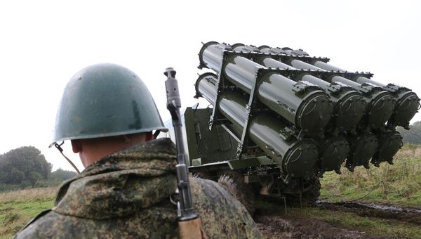 Военнослужащий у берегового ракетного комплекса Бал перед запуском противокарабельной крылатой ракеты в рамках учений Запад-2017. Архивное фото Военнослужащий у берегового ракетного комплекса Бал перед запуском противокарабельной крылатой ракеты в рамках учений Запад-2017. Архивное фото