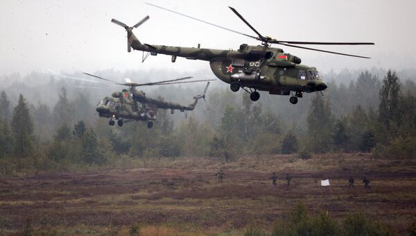 Вертолеты Ми-8 во время совместных стратегических учений вооруженных сил Республики Белоруссия и Российской Федерации Запад-2017. 20 сентября 2017 Вертолеты Ми-8 во время совместных стратегических учений вооруженных сил Республики Белоруссия и Российской Федерации Запад-2017. 20 сентября 2017