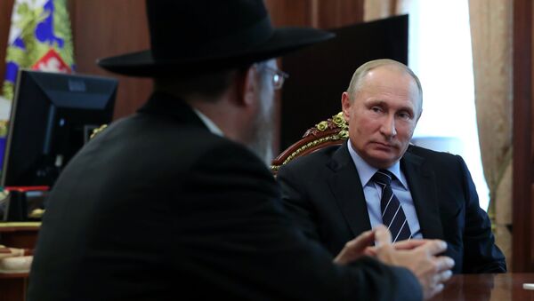 Владимир Путин во время встречи с главным раввином России Берлом Лазаром. 20 сентября 2017 Владимир Путин во время встречи с главным раввином России Берлом Лазаром. 20 сентября 2017