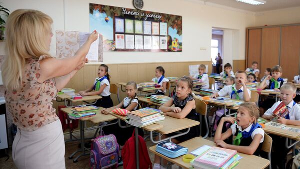 Учительница в школе Учительница в школе