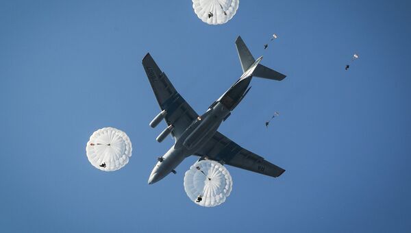 Десантирование из самолета Ил-76МД. Архивное фото Десантирование из самолета Ил-76МД. Архивное фото