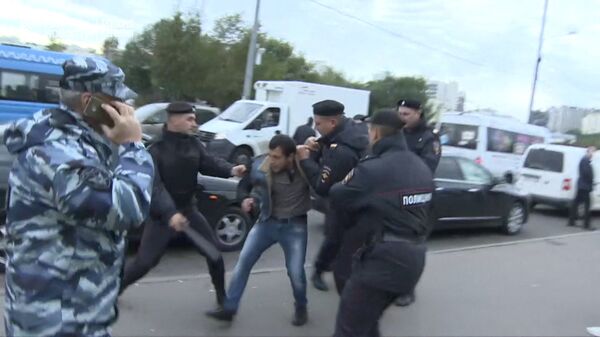 Мигранты убегали от полицейских на рейде против нелегалов у ТЦ Москва в Люблино Мигранты убегали от полицейских на рейде против нелегалов у ТЦ Москва в Люблино