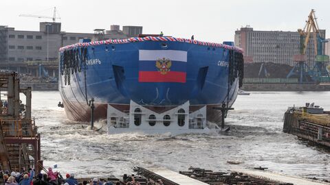 Церемония спуска на воду атомного ледокола Сибирь на Балтийском заводе в Санкт-Петербурге Церемония спуска на воду атомного ледокола Сибирь на Балтийском заводе в Санкт-Петербурге