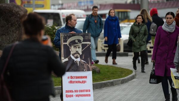 Одиночный пикет у ТРЦ Галерея Новосибирск, где проходит предпремьерный показ фильма Матильда Одиночный пикет у ТРЦ Галерея Новосибирск, где проходит предпремьерный показ фильма Матильда