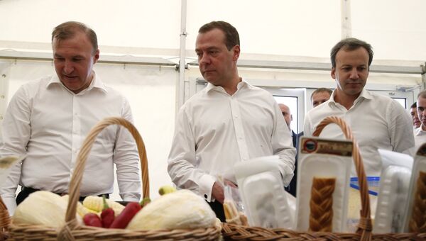 Председатель правительства РФ Дмирий Медведев во время рабочей поездки в Республику Адыгея. Слева - глава Республики Адыгея Мурат Кумпилов. 22 сентября 2017 Председатель правительства РФ Дмирий Медведев во время рабочей поездки в Республику Адыгея. Слева - глава Республики Адыгея Мурат Кумпилов. 22 сентября 2017