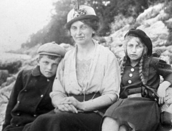 Инесса Арманд (1874-1920) деятель российского и международного революционного движения, член РСДРП с детьми Варварой и Андреем Инесса Арманд (1874-1920) деятель российского и международного революционного движения, член РСДРП с детьми Варварой и Андреем