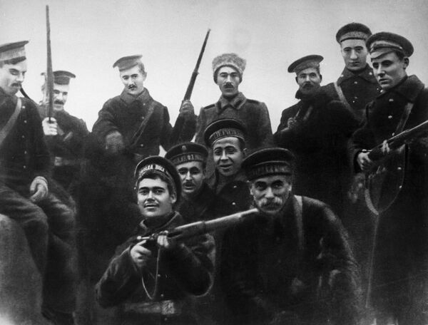 Матросы-балтийцы, участники штурма Зимнего дворца в Петрограде в октябре 1917 года Матросы-балтийцы, участники штурма Зимнего дворца в Петрограде в октябре 1917 года