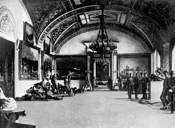 Юнкера в Зимнем дворце. Петроград, 1917 год Юнкера в Зимнем дворце. Петроград, 1917 год