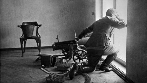 Пулеметчик на защите Зимнего дворца. Октябрьские дни 1917 года Пулеметчик на защите Зимнего дворца. Октябрьские дни 1917 года