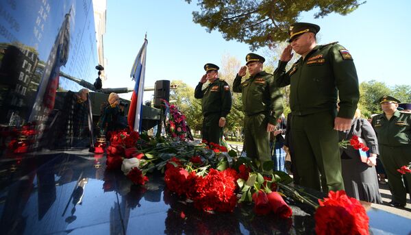 Возложение венков и цветов к портрету погибшего в Сирии генерал-лейтенанта Валерия Асапова. 27 сентября 2017 Возложение венков и цветов к портрету погибшего в Сирии генерал-лейтенанта Валерия Асапова. 27 сентября 2017