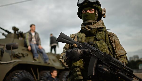 Военнослужащий на фестивале Армия России в Москве Военнослужащий на фестивале Армия России в Москве