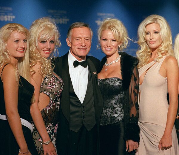 Хью Хефнер с девушками в Friars Club в Нью-Йорке, 29 сентября 2001 Хью Хефнер с девушками в Friars Club в Нью-Йорке, 29 сентября 2001