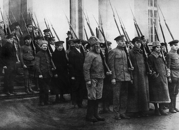 Колонна вооруженных рабочих и служащих во время военной подготовки. Петроград, октябрь 1917 год Колонна вооруженных рабочих и служащих во время военной подготовки. Петроград, октябрь 1917 год