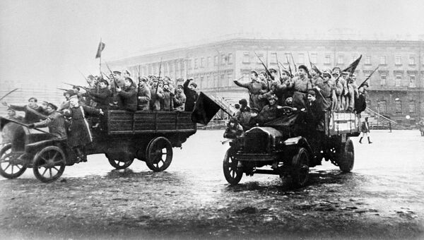 Отряды вооруженных матросов и солдат направляются к Зимнему дворцу. Октябрьские дни 1917 года. Петроград Отряды вооруженных матросов и солдат направляются к Зимнему дворцу. Октябрьские дни 1917 года. Петроград