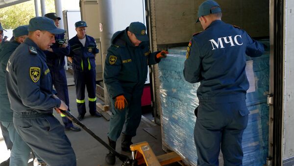 Сотрудники МЧС ДНР и МЧС РФ разгружают автомобили 69-го конвоя МЧС России с гуманитарной помощью для жителей Донбасса в Донецке. 28 сентября 2017 Сотрудники МЧС ДНР и МЧС РФ разгружают автомобили 69-го конвоя МЧС России с гуманитарной помощью для жителей Донбасса в Донецке. 28 сентября 2017