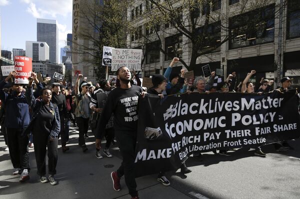 Участники протестов Black Lives Matter в Сиэтле Участники протестов Black Lives Matter в Сиэтле