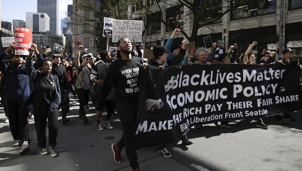 Участники протестов Black Lives Matter в Сиэтле Участники протестов Black Lives Matter в Сиэтле