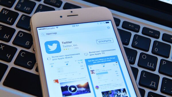 Страница социальной сети Twitter на экране смартфона Страница социальной сети Twitter на экране смартфона