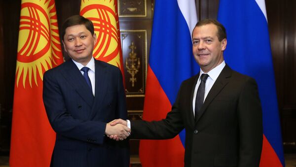 Председатель правительства РФ Дмитрий Медведев и премьер-министр Киргизии Сапар Исаков во время встречи. 29 сентября 2017 Председатель правительства РФ Дмитрий Медведев и премьер-министр Киргизии Сапар Исаков во время встречи. 29 сентября 2017