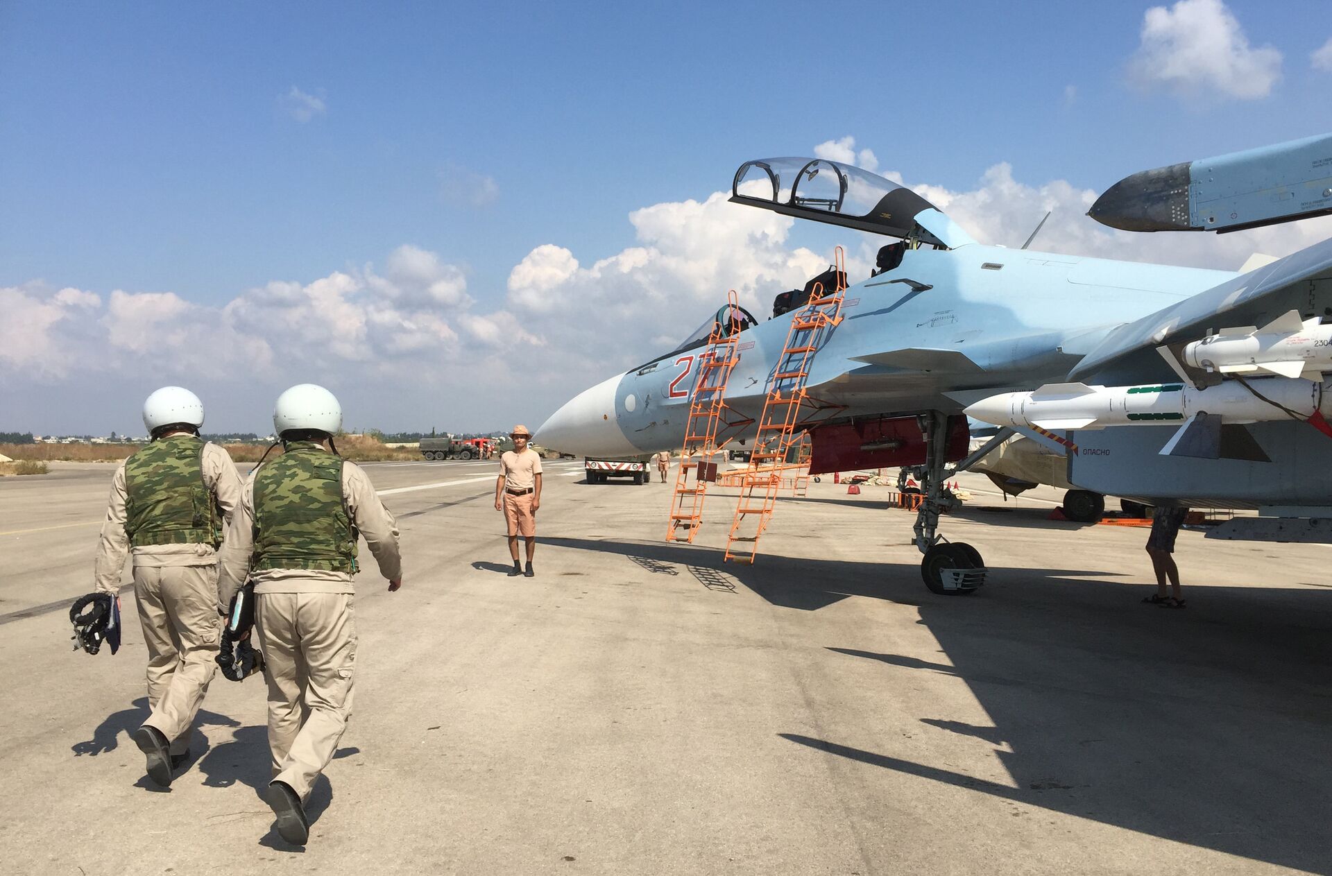 Российские летчики готовятся к посадке в истребитель Су-30 перед вылетом с аэродрома Хмеймим в Сирии Российские летчики готовятся к посадке в истребитель Су-30 перед вылетом с аэродрома Хмеймим в Сирии - РИА Новости, 1920, 29.09.2020