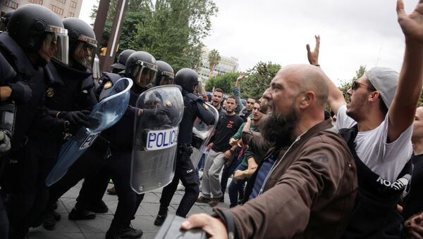 Столкновения с испанскими полицейскими в Таррагоне, Испания. 1 октября 2017 Столкновения с испанскими полицейскими в Таррагоне, Испания. 1 октября 2017