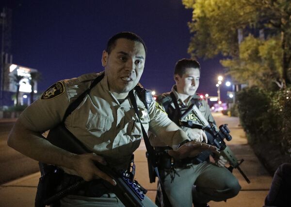 Сотрудники полиции на месте стрельбы у казино Mandalay Bay в Лас-Вегасе, США. 2 октября 2017 Сотрудники полиции на месте стрельбы у казино Mandalay Bay в Лас-Вегасе, США. 2 октября 2017