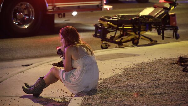 Женщина на месте стрельбы у казино Mandalay Bay в Лас-Вегасе, США. 2 октября 2017 Женщина на месте стрельбы у казино Mandalay Bay в Лас-Вегасе, США. 2 октября 2017