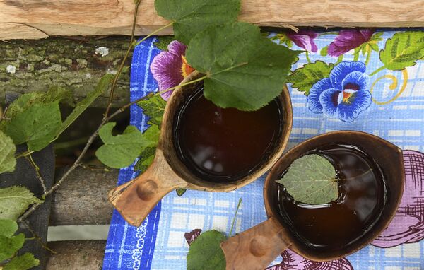 Продукты на молитвенно-дарительном столе в священно роще Продукты на молитвенно-дарительном столе в священно роще