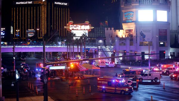 Сотрудники полиции на месте стрельбы у казино Mandalay Bay в Лас-Вегасе, США. 2 октября 2017 Сотрудники полиции на месте стрельбы у казино Mandalay Bay в Лас-Вегасе, США. 2 октября 2017