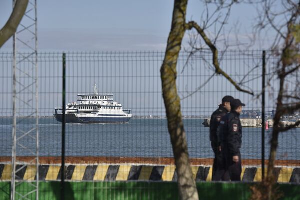 Полицейские на набережной в порту Керчь Керченской паромной переправы Полицейские на набережной в порту Керчь Керченской паромной переправы