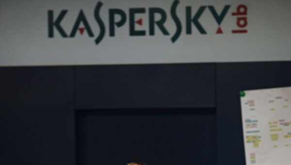 Сотрудник в офисе компании Лаборатория Касперского. Архивное фото Сотрудник в офисе компании Лаборатория Касперского. Архивное фото