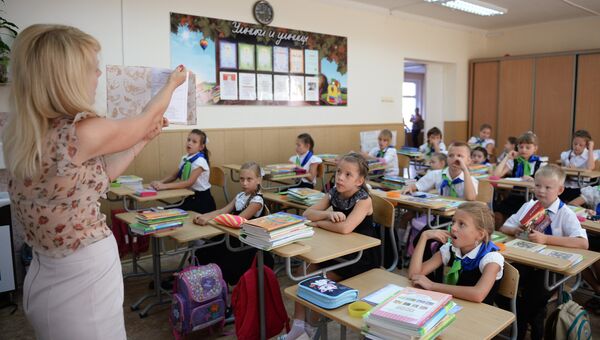 Ученики 3-го класса на уроке в гимназии во время Дня знаний в Сочи Ученики 3-го класса на уроке в гимназии во время Дня знаний в Сочи