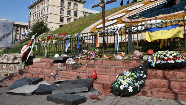 Разбитые памятные плиты героям Небесной сотни в центре Киева. 5 октября 2017 Разбитые памятные плиты героям Небесной сотни в центре Киева. 5 октября 2017