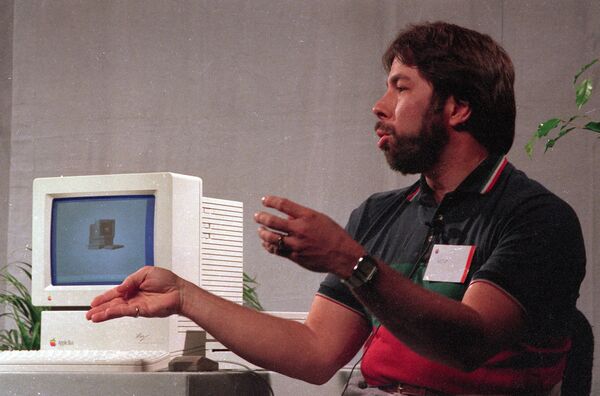 Стив Возняк возле компьютера Apple IIGS в Купертино, Калифорния. 16 сентября 1986 Стив Возняк возле компьютера Apple IIGS в Купертино, Калифорния. 16 сентября 1986