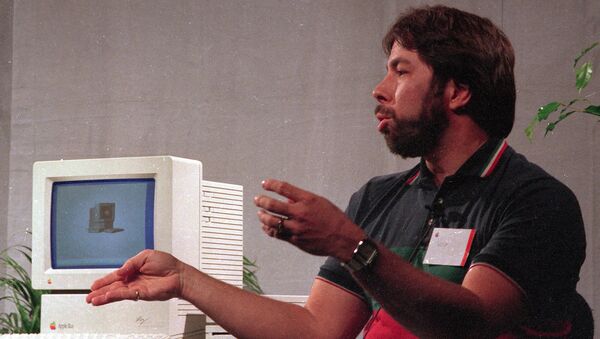 Стив Возняк возле компьютера Apple IIGS в Купертино, Калифорния. 16 сентября 1986 Стив Возняк возле компьютера Apple IIGS в Купертино, Калифорния. 16 сентября 1986