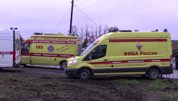 Кареты скорой помощи на месте столкновения пассажирского автобуса c поездом на железнодорожном переезде во Владимирской области. 6 октября 2017 Кареты скорой помощи на месте столкновения пассажирского автобуса c поездом на железнодорожном переезде во Владимирской области. 6 октября 2017