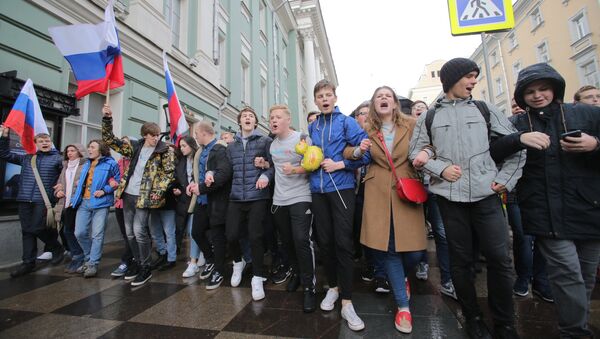 Участники несанкционированной акции протеста идут по улице Малая Дмитровка в Москве. 7 октября 2017 Участники несанкционированной акции протеста идут по улице Малая Дмитровка в Москве. 7 октября 2017