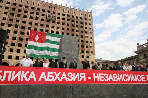 Общенациональный сход абхазского народа в Сухуми Общенациональный сход абхазского народа в Сухуми