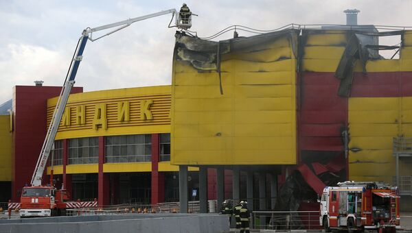 Последствия пожара на строительном рынке Синдика, расположенном у МКАД в районе Строгино. 9 октября 2017 Последствия пожара на строительном рынке Синдика, расположенном у МКАД в районе Строгино. 9 октября 2017