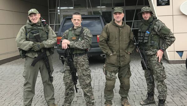 Майор армии ДНР, заместитель командира разведывательно-штурмового батальона Захар Прилепин (второй справа) и военнослужащие батальона, военный объект Прага, Донецк Майор армии ДНР, заместитель командира разведывательно-штурмового батальона Захар Прилепин (второй справа) и военнослужащие батальона, военный объект Прага, Донецк