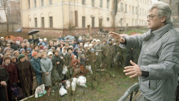 Экстрасенс Аллан Чумак проводит оздоровительный сеанс Экстрасенс Аллан Чумак проводит оздоровительный сеанс