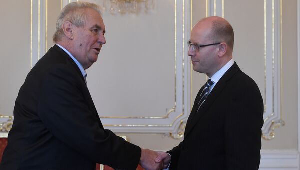 Президент Чехии Милош Земан и премьер-министр Богуслав Соботка. Архивное фото Президент Чехии Милош Земан и премьер-министр Богуслав Соботка. Архивное фото