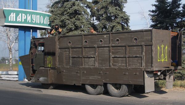 Бронированный грузовик с украинскими военными на вьезде в Мариуполь. 28 августа 2014 Бронированный грузовик с украинскими военными на вьезде в Мариуполь. 28 августа 2014