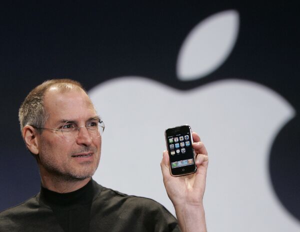 Генеральный директор Apple Стив Джобс показывает iPhone на конференции MacWorld Expo. 9 января 2007 год Генеральный директор Apple Стив Джобс показывает iPhone на конференции MacWorld Expo. 9 января 2007 год