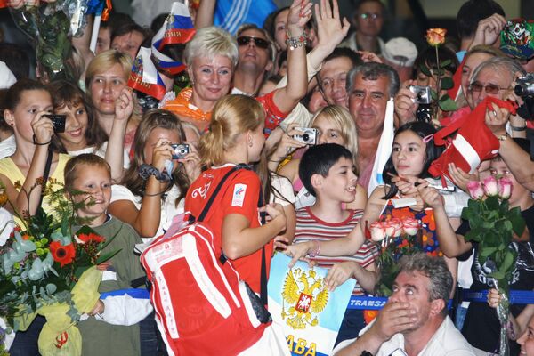 Встречающие российских спортсменов, вернувшихся из Пекина Встречающие российских спортсменов, вернувшихся из Пекина