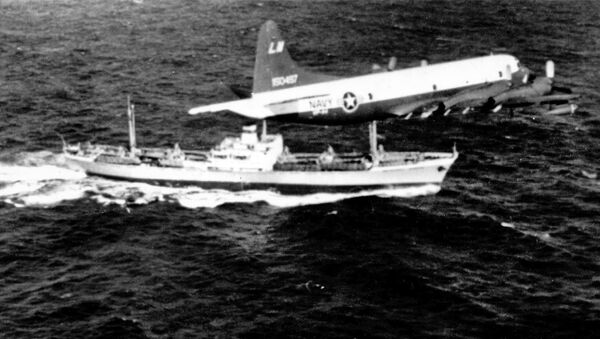 Самолет ВМС США Lockheed P-3A-20-LO Orion пролетает над советским судном Металлург Аносов в период Карибского кризис. 9 ноября 1962 года Самолет ВМС США Lockheed P-3A-20-LO Orion пролетает над советским судном Металлург Аносов в период Карибского кризис. 9 ноября 1962 года