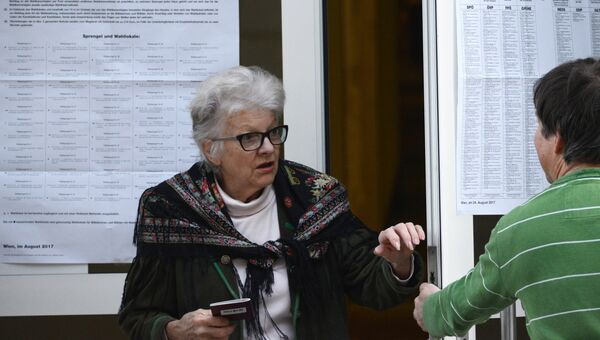Жительницы Вены у входа на избирательный участок в день парламентских выборов в Австрии. 15 октября 2017 Жительницы Вены у входа на избирательный участок в день парламентских выборов в Австрии. 15 октября 2017